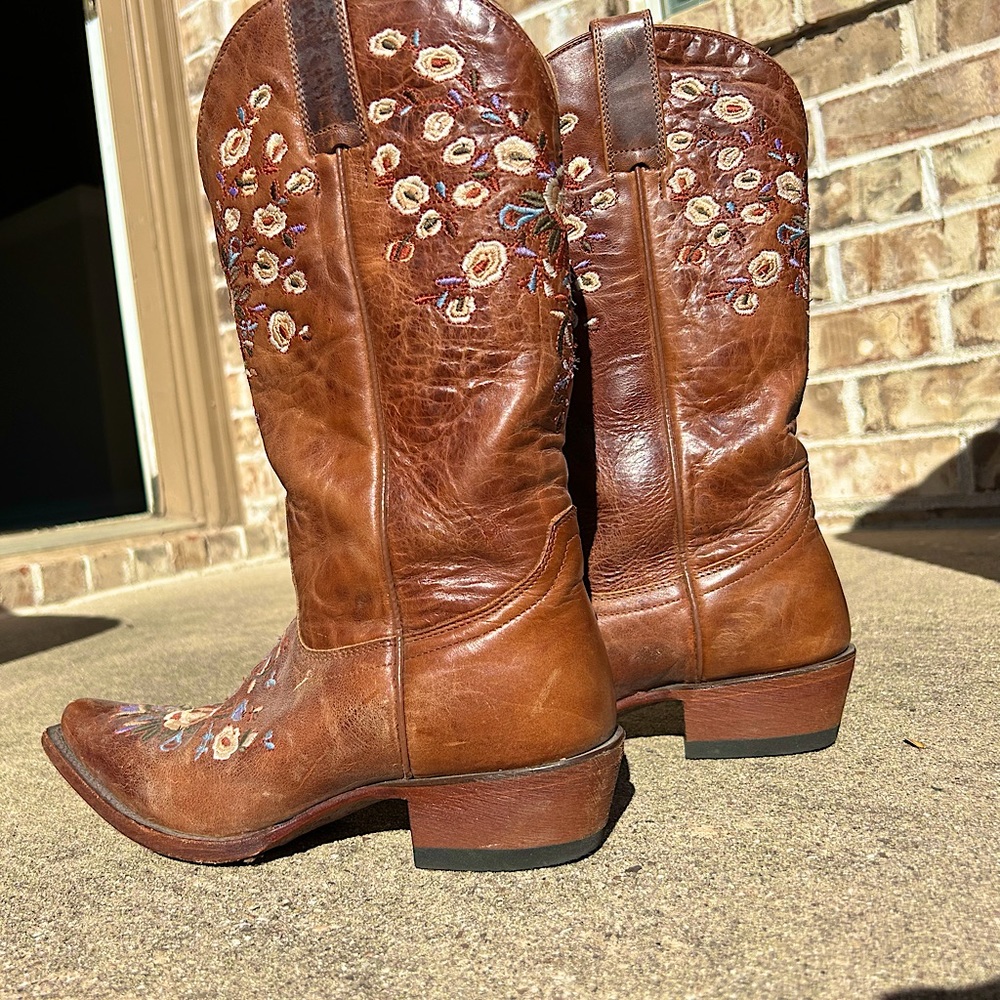 SHYANNE WOMEN'S MAISIE FLORAL EMBROIDERED WESTERN LEATHER BOOTS - SNIP TOE